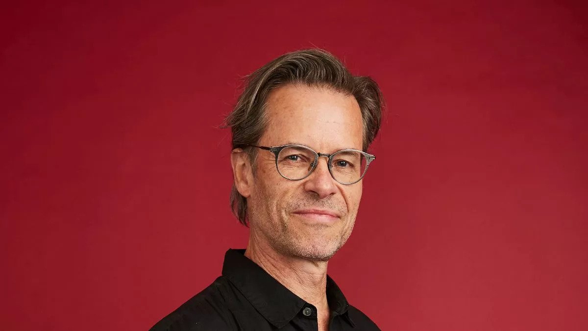 Guy Pearce Criticizes Vanity Fair France for Editing Out Palestinian Flag Pin