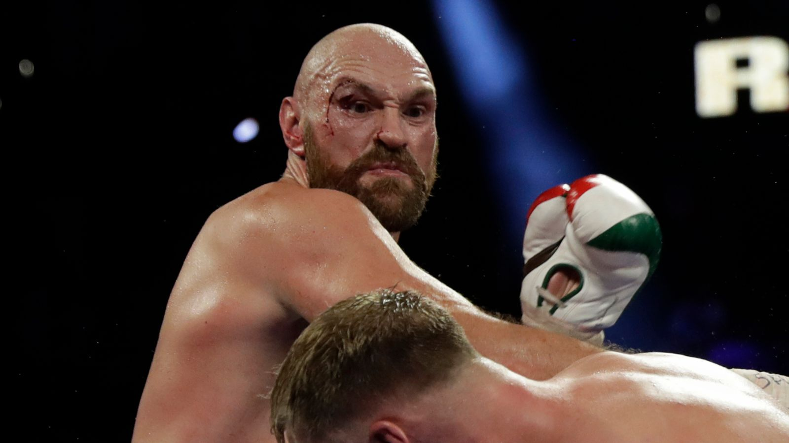 Frank Warren: Tyson Fury Poised to Outsmart Usyk in Undisputed Heavyweight Showdown